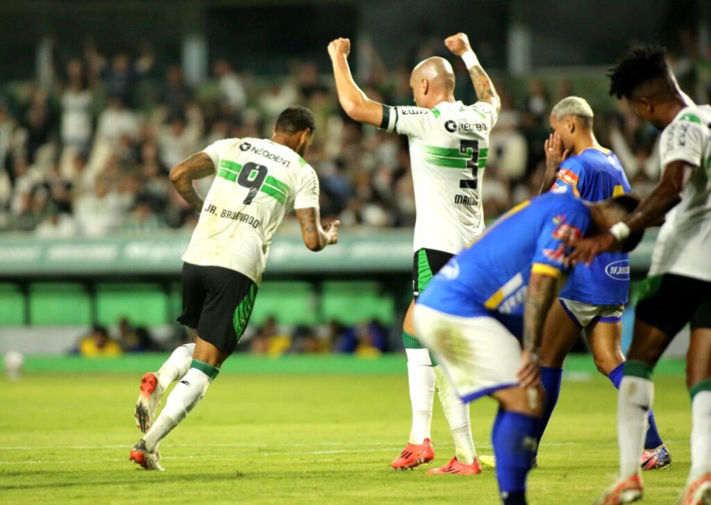 Junior Brumado e Maicon em Coritiba x São Joseense