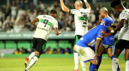 Junior Brumado e Maicon em Coritiba x São Joseense