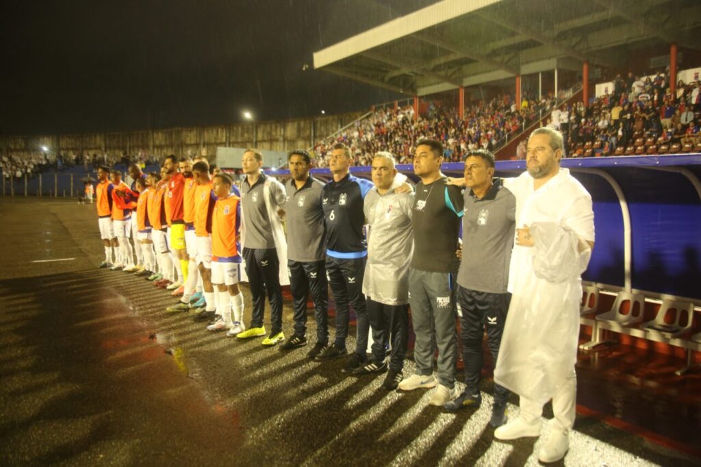 Argel Fuchs e a comissão técnica do Paraná Clube, no jogo com o Operário