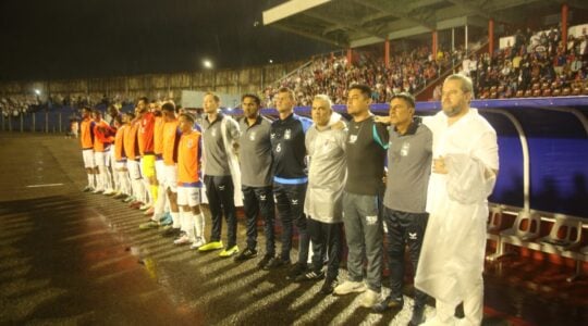 Argel Fuchs e a comissão técnica do Paraná Clube, no jogo com o Operário