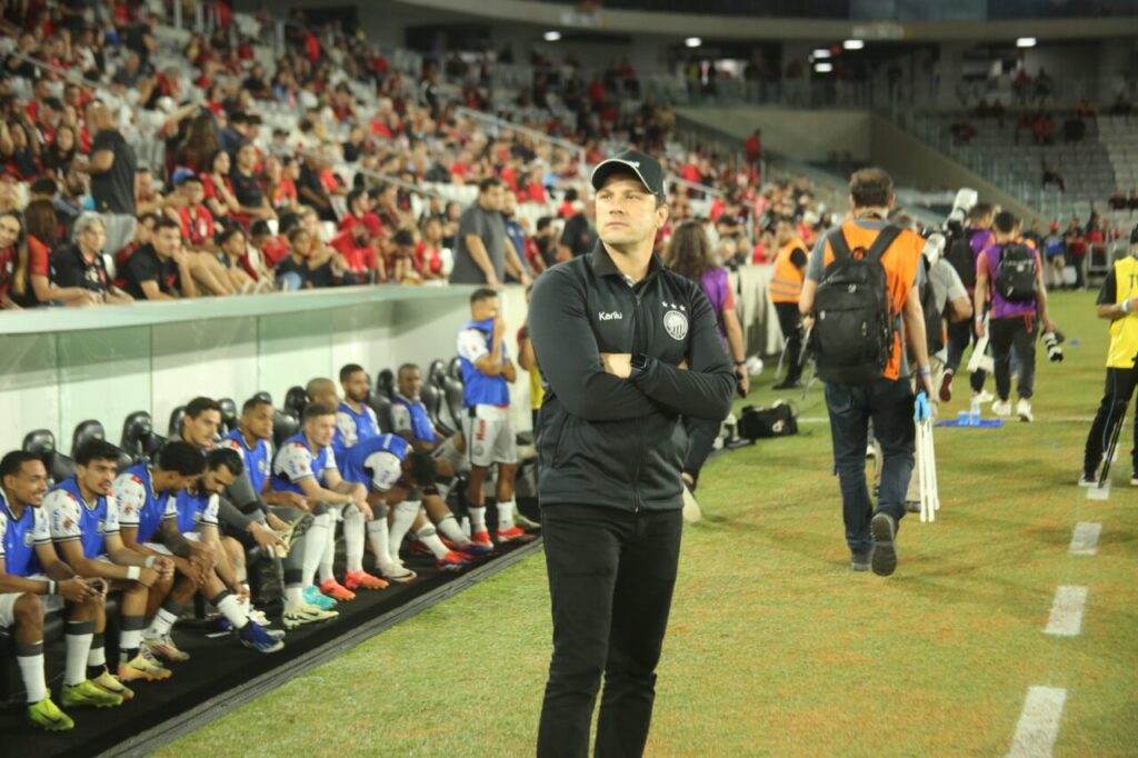 Bruno Pivetti em Athletico x Operário