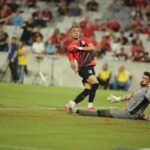 Luiz Fernando chuta para marcar o gol em Athletico x Operário (