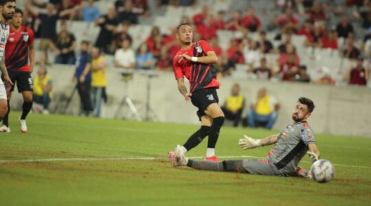 Luiz Fernando chuta para marcar o gol em Athletico x Operário (
