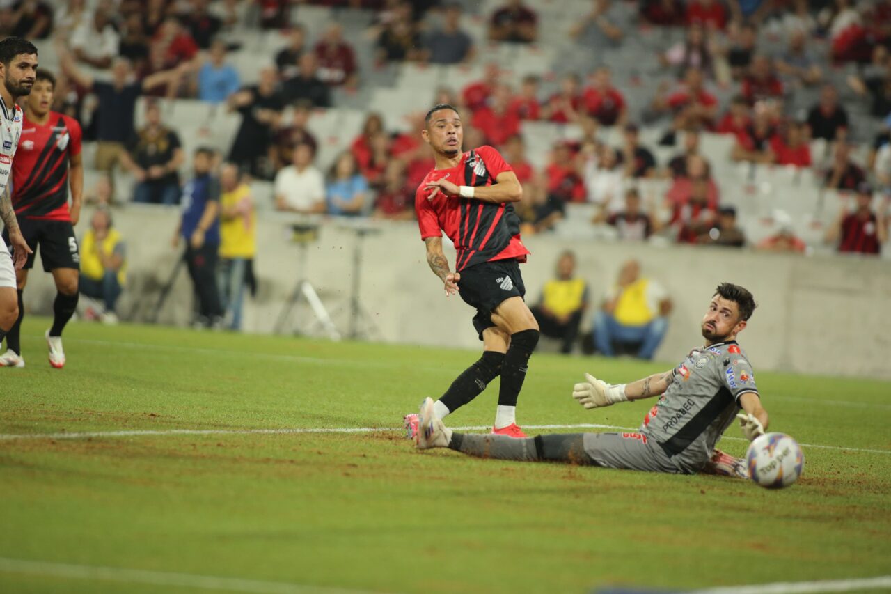 Luiz Fernando chuta para marcar o gol em Athletico x Operário (