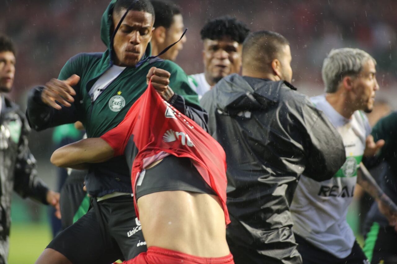 Briga após apito final do Atletiba: suspensões para jogadores de Coritiba e Athletico