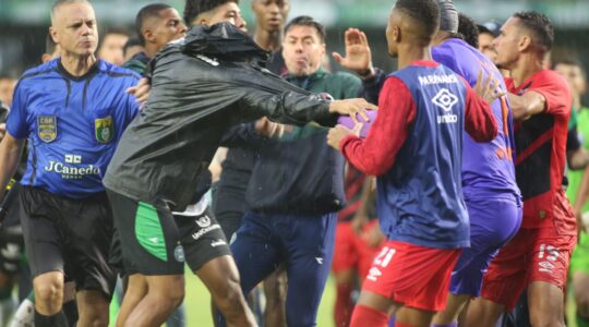 Briga entre Coritiba e Athletico no Couto Pereira