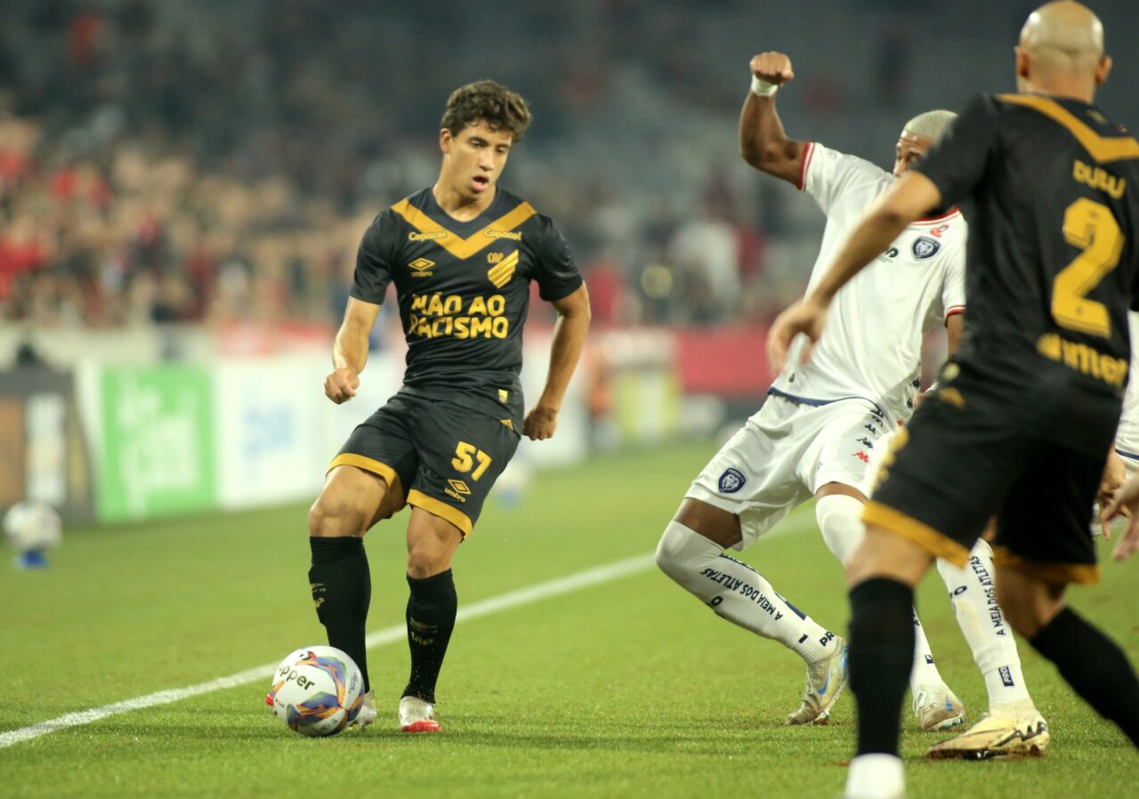 O meia João Cruz, do Athletico