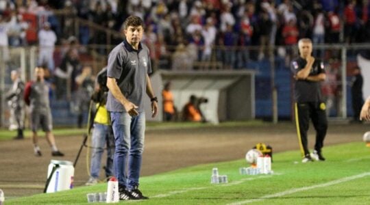 O técnico Tcheco em Paraná Clube x Cascavel: seis substituições