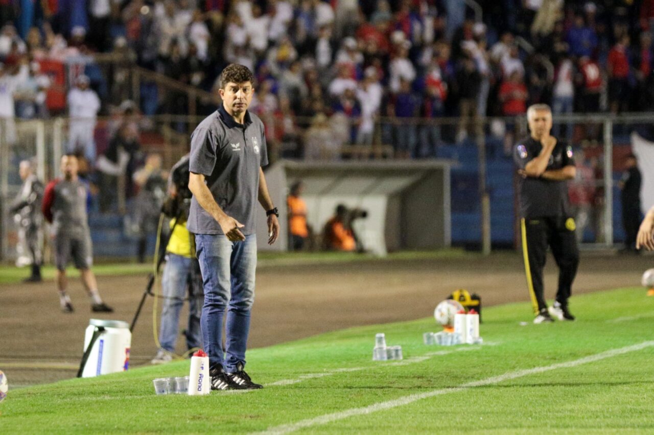 O técnico Tcheco em Paraná Clube x Cascavel: seis substituições