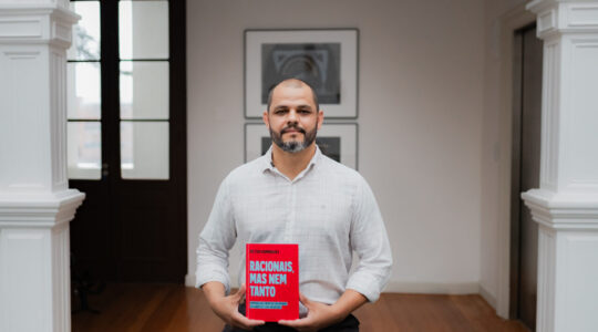 Advogado de Curitiba lança livro para ajudar pessoas na tomada de decisões