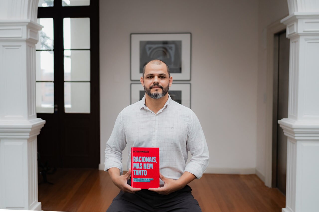 Advogado de Curitiba lança livro para ajudar pessoas na tomada de decisões