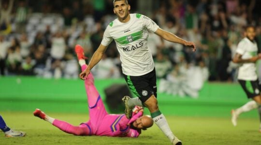 Matheus Bianqui em Coritiba x São Joseense
