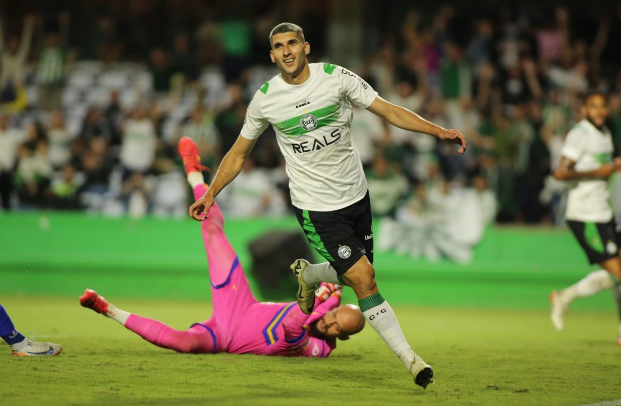 Matheus Bianqui em Coritiba x São Joseense
