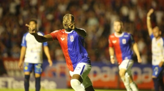 O zagueiro Diego Ivo em Paraná Clube x Andraus