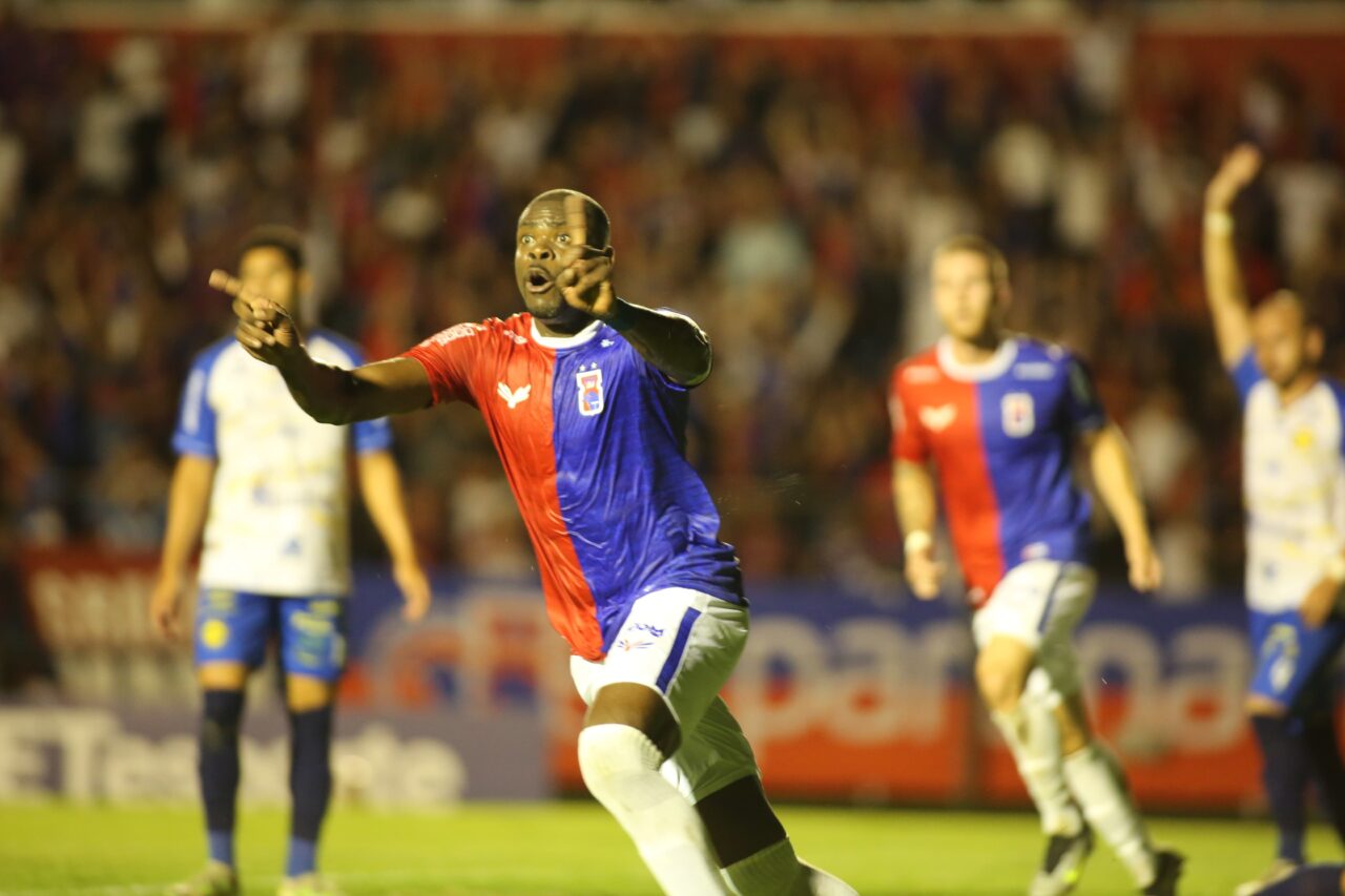 O zagueiro Diego Ivo em Paraná Clube x Andraus