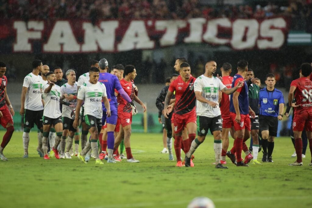 Briga entre jogadores no Atletiba do Couto Pereira