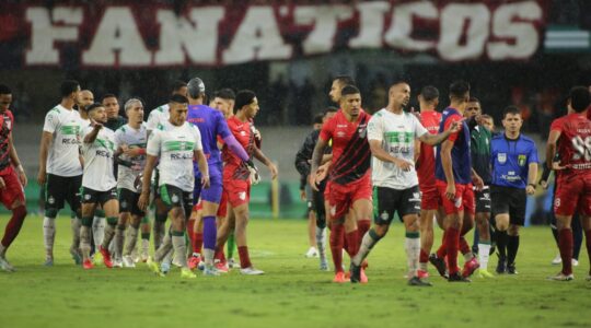 Briga entre jogadores no Atletiba do Couto Pereira