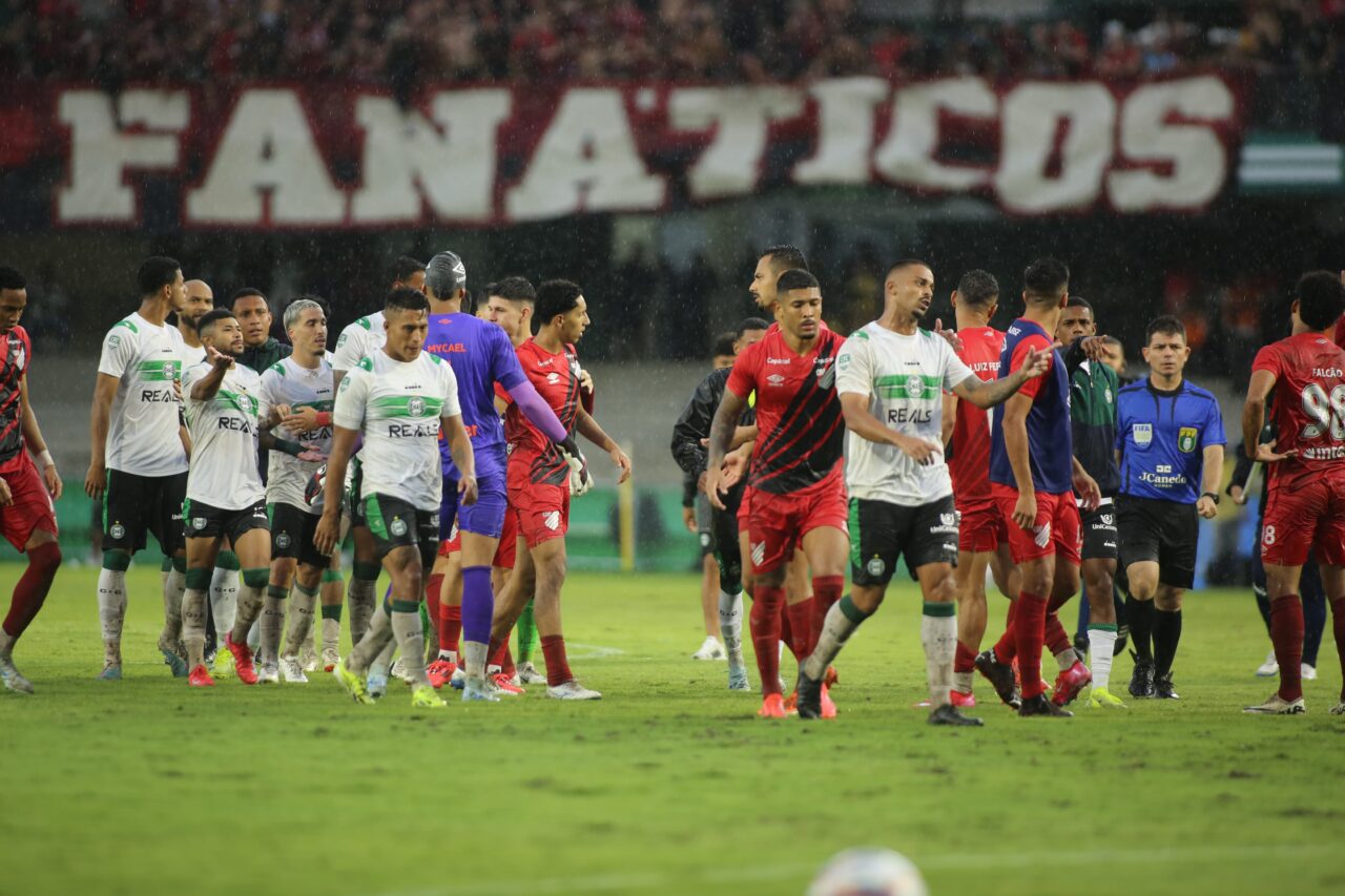 Briga entre jogadores no Atletiba do Couto Pereira