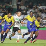 O lateral-esquerdo João Vitor, em Coritiba x Andraus