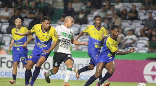O lateral-esquerdo João Vitor, em Coritiba x Andraus
