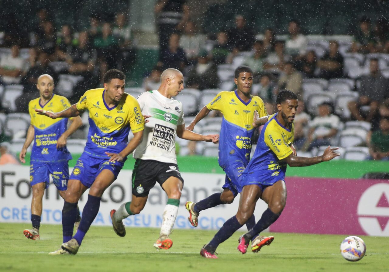 O lateral-esquerdo João Vitor, em Coritiba x Andraus
