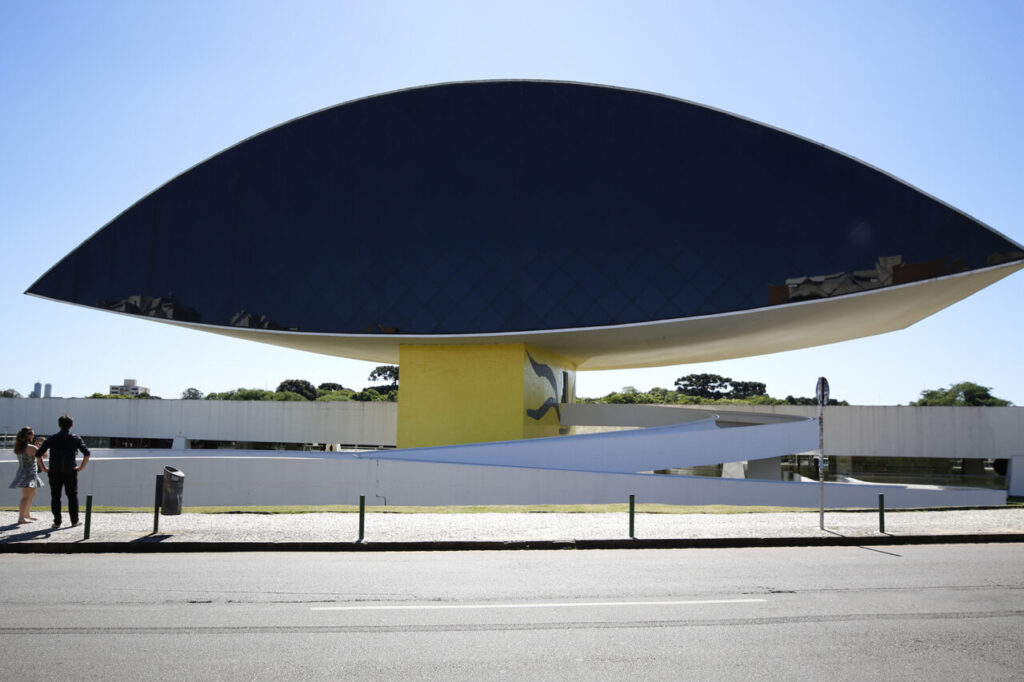 ONIBUS DA LINHA TURISMO NO MUSEU OSCAR NIEMAYER