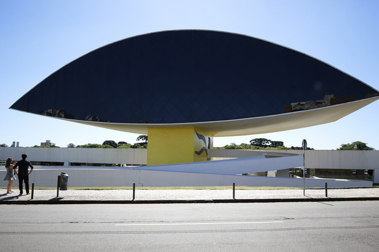 ONIBUS DA LINHA TURISMO NO MUSEU OSCAR NIEMAYER