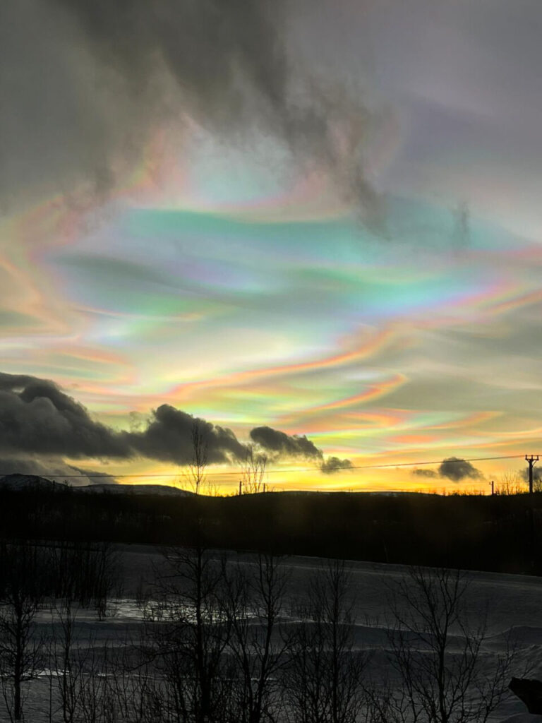 Marco-Brotto-O-Cacador-de-Aurora-Boreal-protagonizou-mais-um-marco-em-sua-jornada-pelo-Artico-ao-registrar-raras-nuvens-estratosfericas