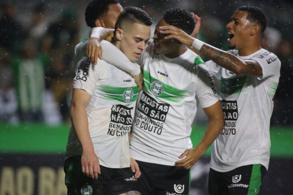 Geovane Meurer comemora gol em Coritiba 4x0 Andraus