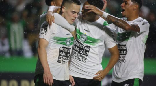 Geovane Meurer comemora gol em Coritiba 4x0 Andraus