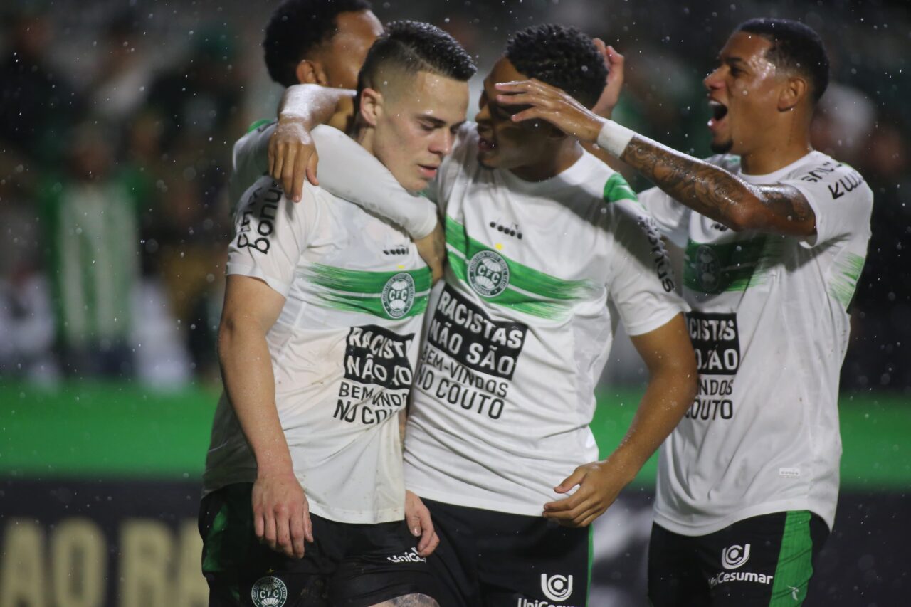 Geovane Meurer comemora gol em Coritiba 4x0 Andraus