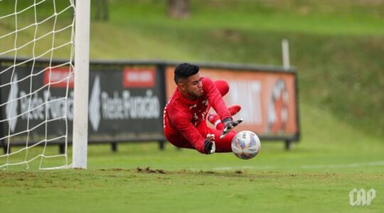 O goleiro Mycael, do Athletico