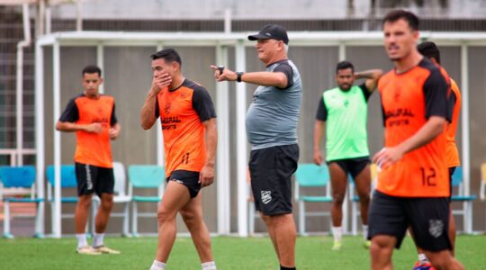 Fahel orienta a equipe durante treinamento: confiança na recuperação.