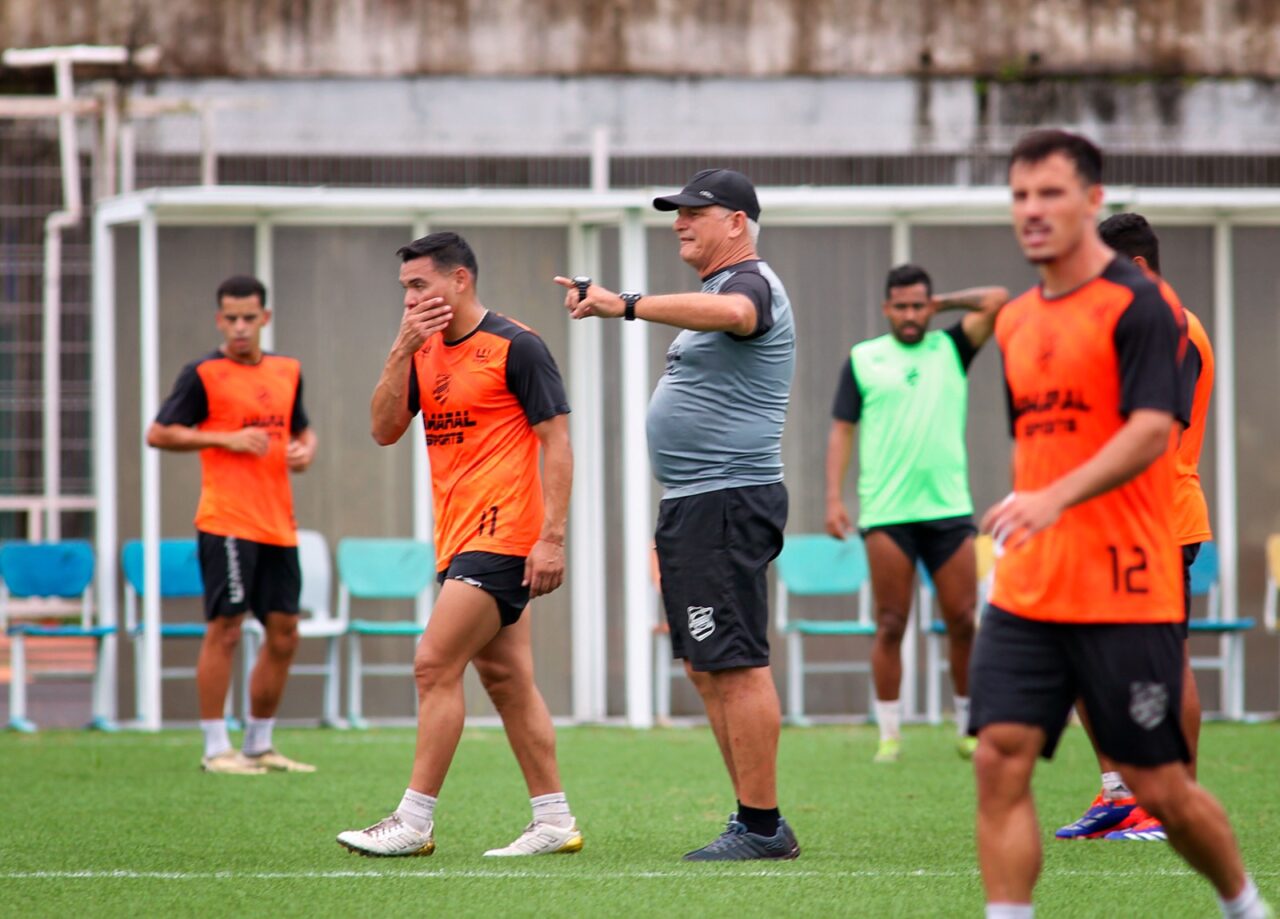 Fahel orienta a equipe durante treinamento: confiança na recuperação.