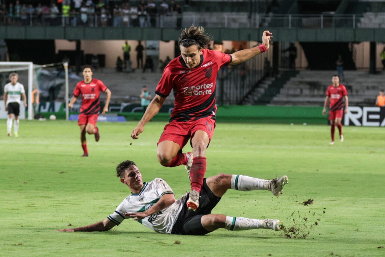 Canobbio pelo Athletico