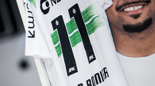 A marca da JFK nos números da camisa do Coritiba