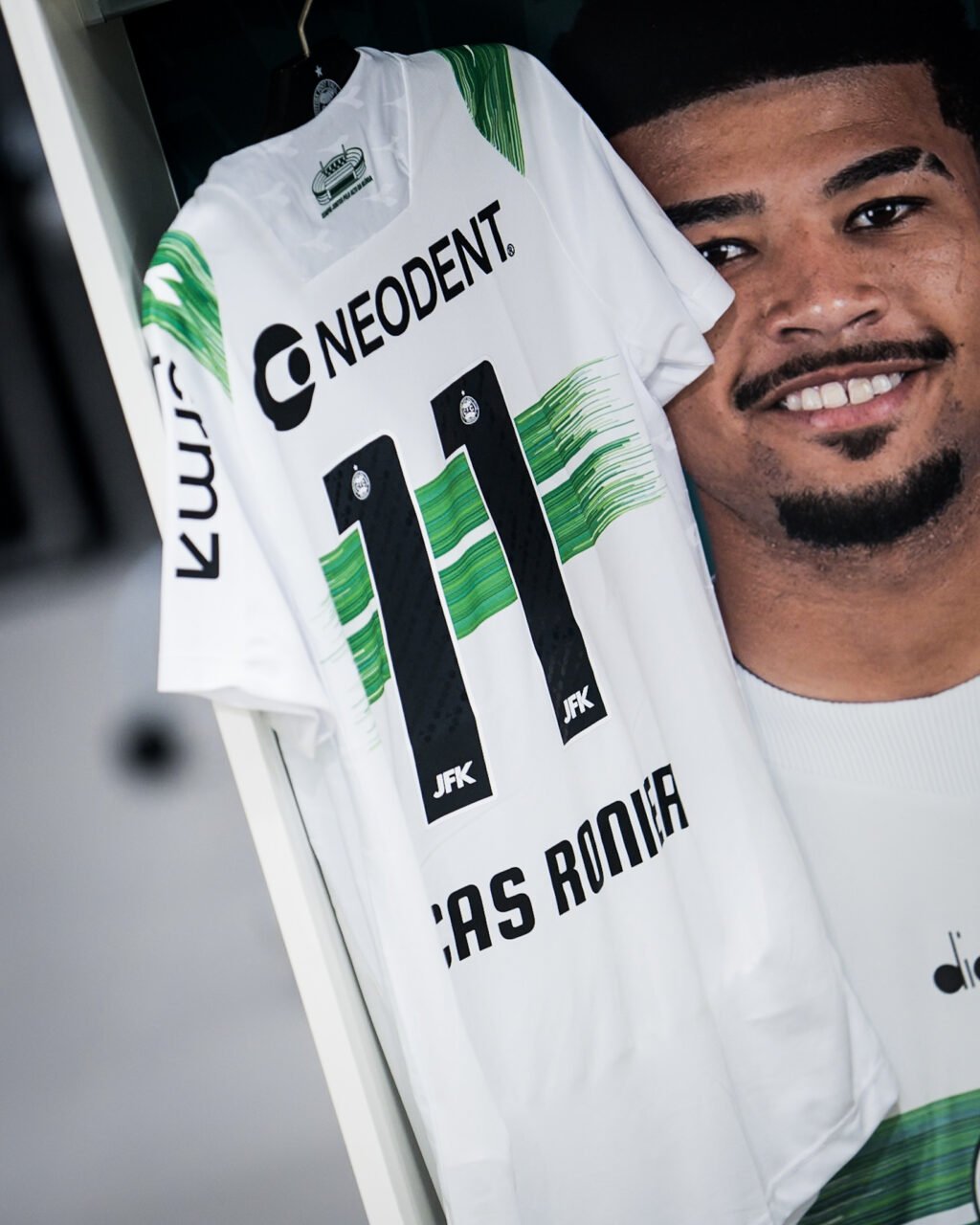 A marca da JFK nos números da camisa do Coritiba