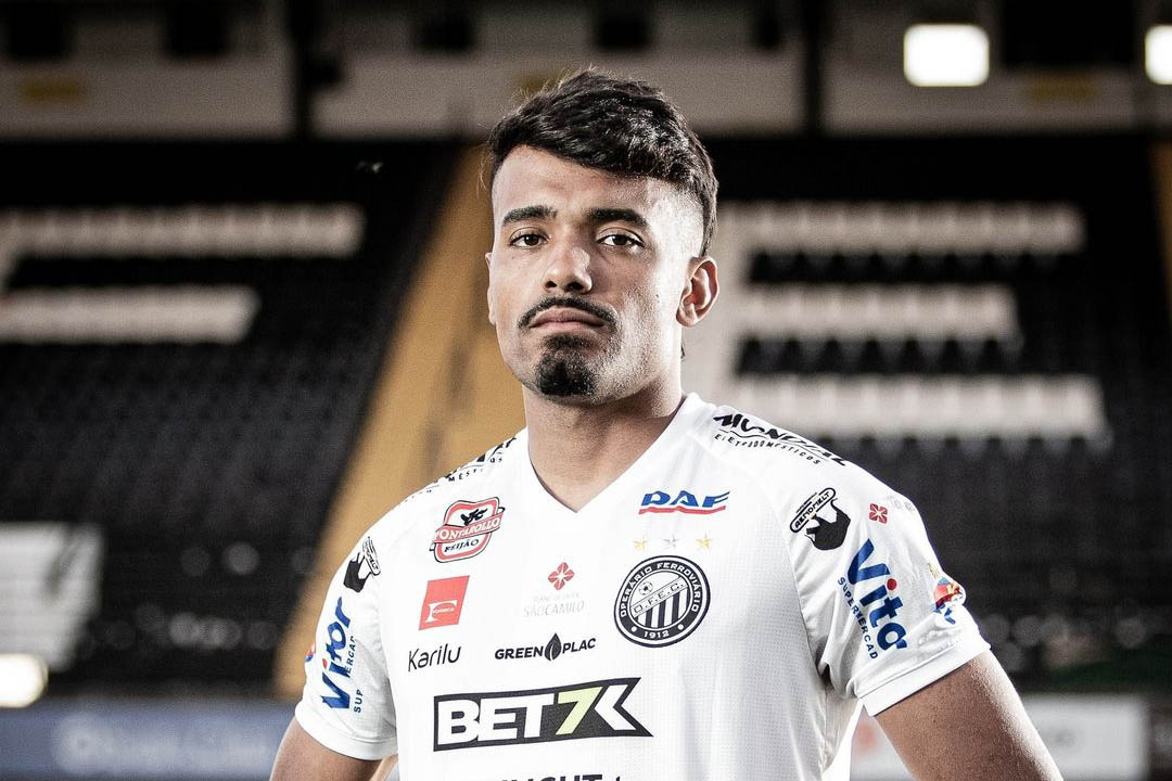 O centroavante Vinicius Mingotti, do Operário: na mira do Athletico