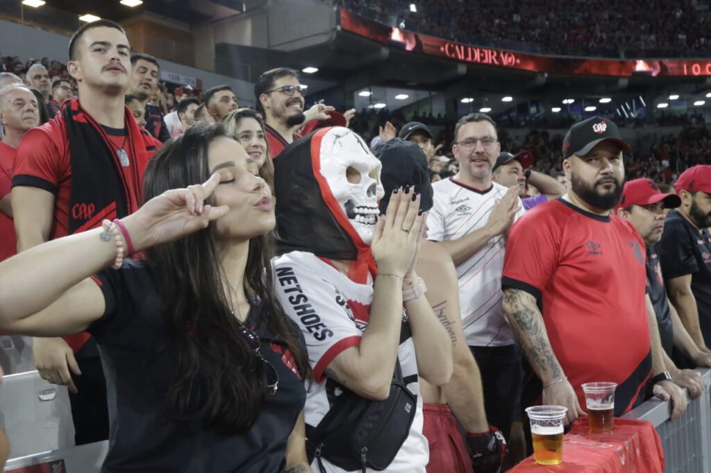 Torcida do Athletico na Ligga Arena