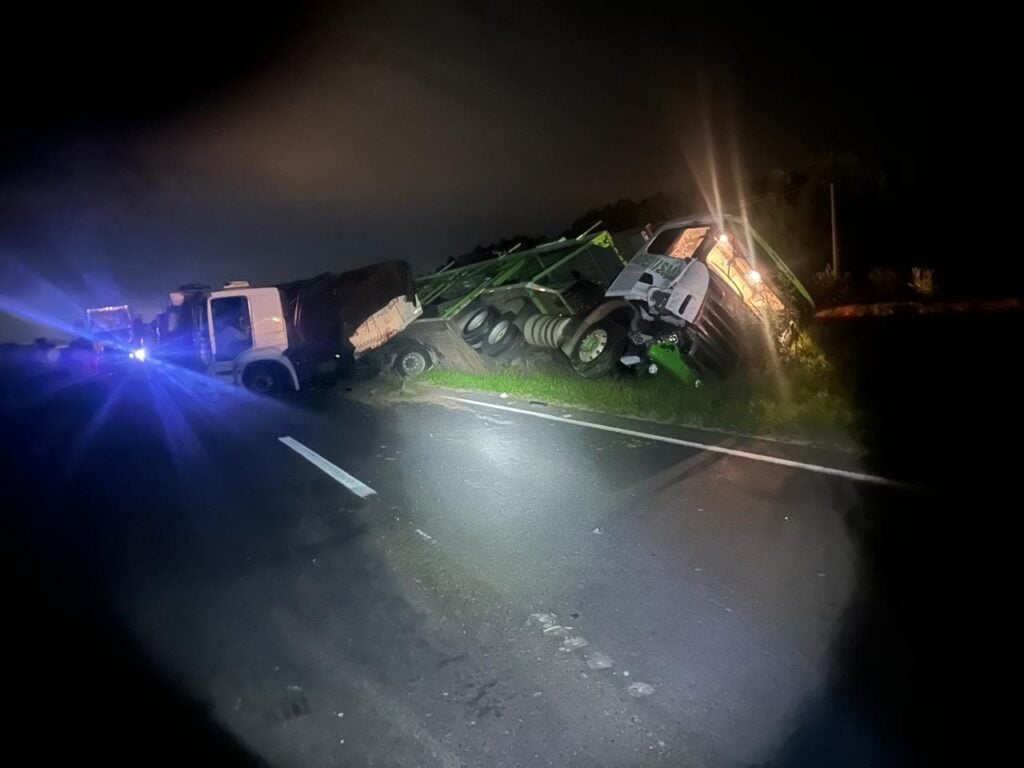 acidente caminhão noite