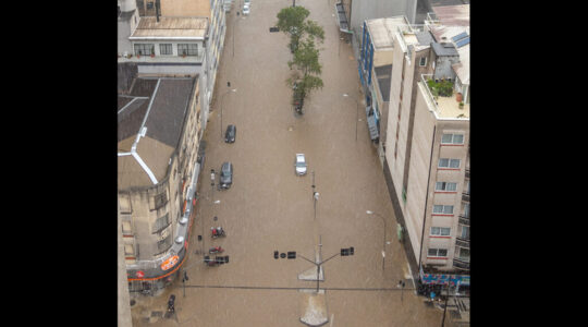 chuva forte alaga rua