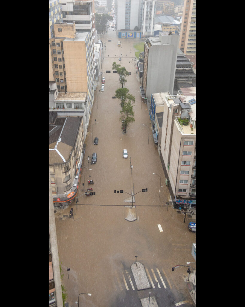 chuva forte alaga rua