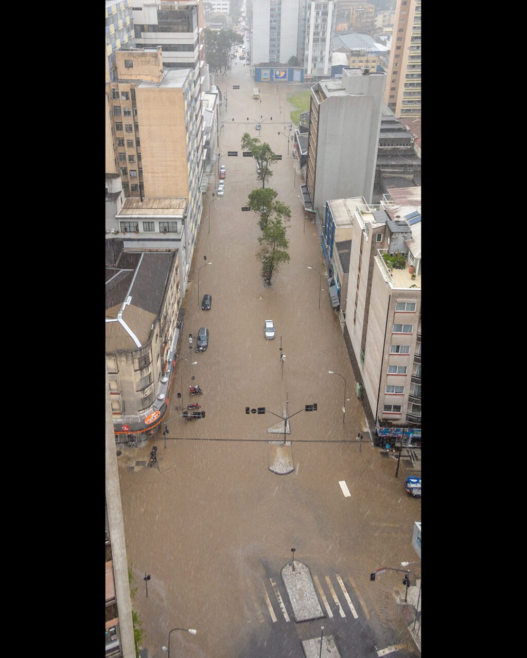 chuva forte alaga rua