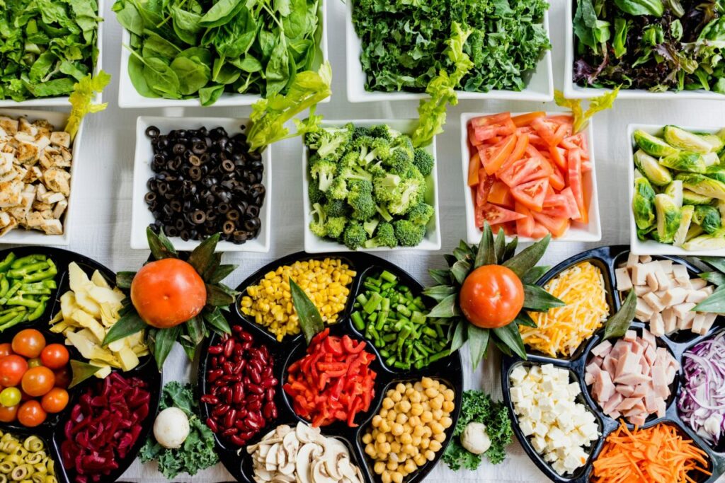 frutas e verduras variadas dispostas em uma mesa