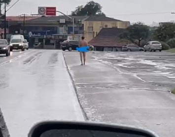 homem nu surta