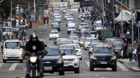 Trânsito – carros – ruas de curitiba com movimento intenso de carros – congestionamento nas ruas do centro de Curitiba – IPVA – licenciamento –