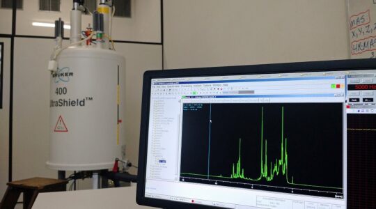 o-Espectrometro-de-RMN-BRUKER-Avance-400-2_DQUI_enhanced-1