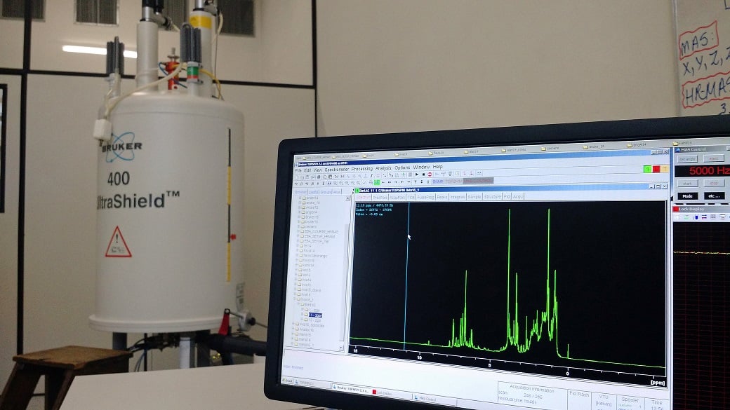o-Espectrometro-de-RMN-BRUKER-Avance-400-2_DQUI_enhanced-1