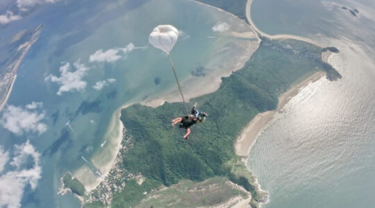 paraquedismo_na_ilha_do_mel_creditos_julytur_3