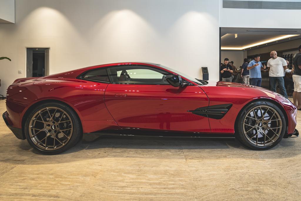 448197_1141085_250208___aston_martin___vanquish___251_web_